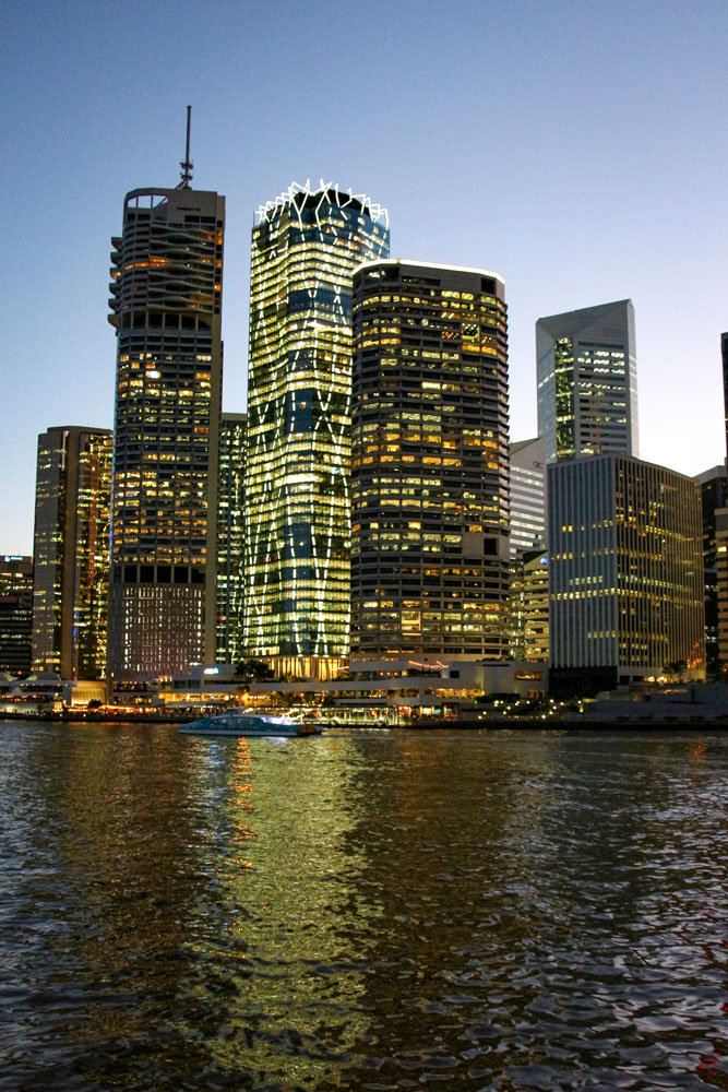 Vue du centre-ville de Brisbane illuminé 